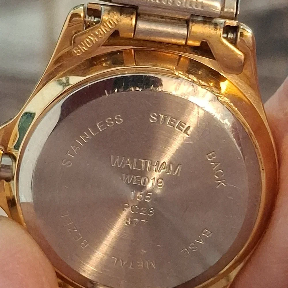 Waltham WEO19 Ladies Goldtone Watch. Quartz Movement, Day/Date, Stretch Band.